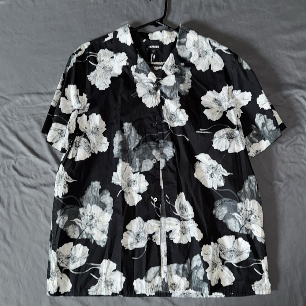 Express short sleeve casual button up shirt size XL pattern